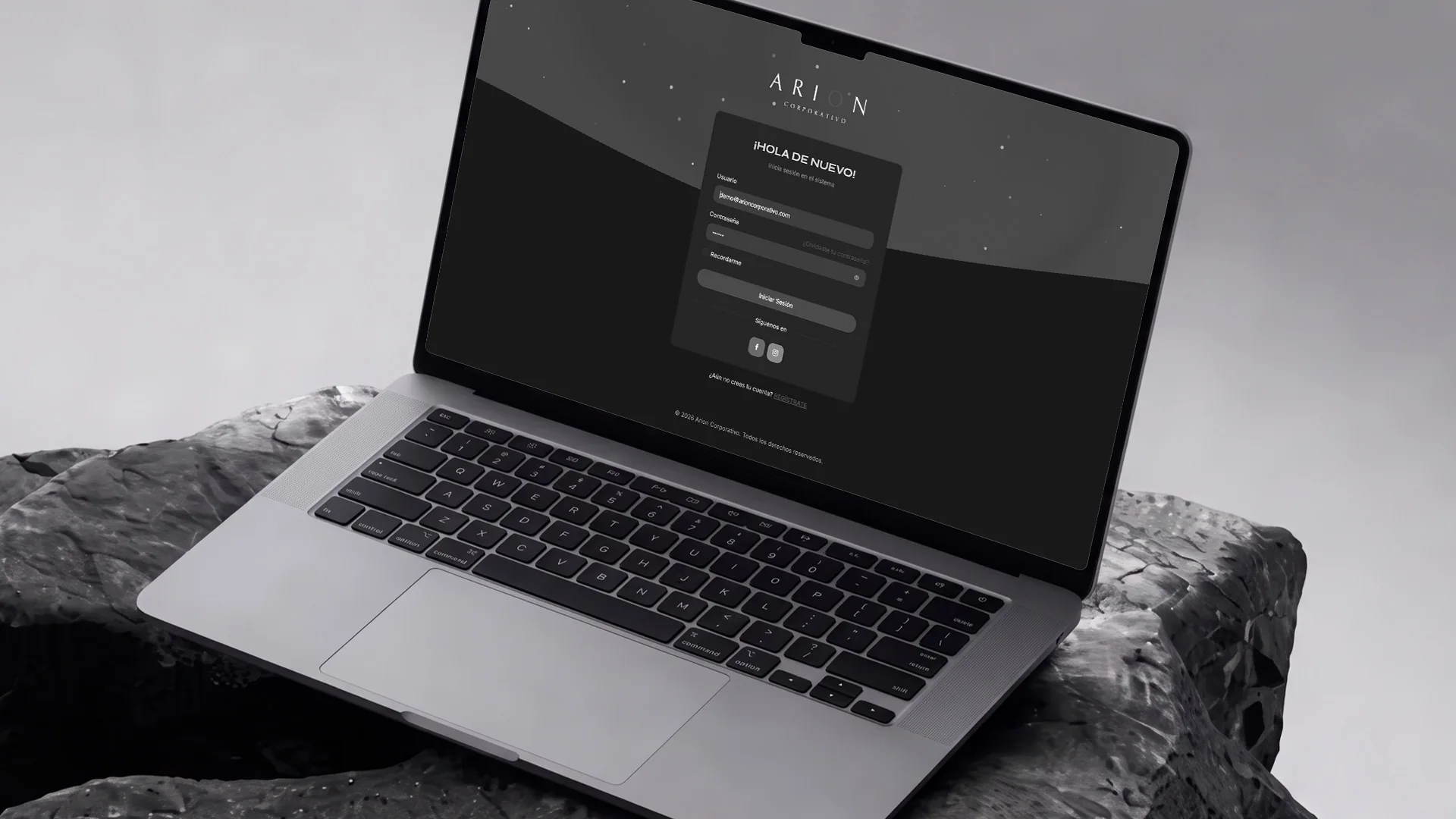 Laptop con la pantalla de acceso de Sistema Arion